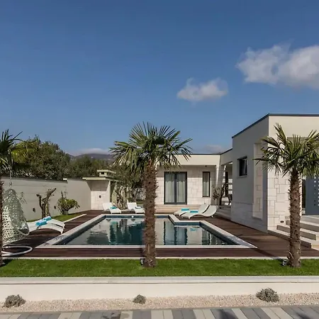 Villa Three Bedroom With Pool *