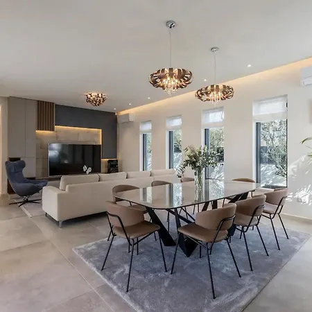 Three Bedroom With Pool *