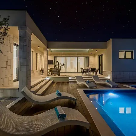 Villa Three Bedroom With Pool *