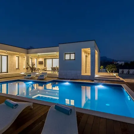 Three Bedroom With Pool *