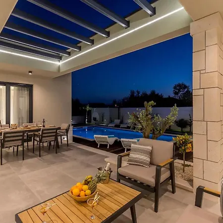 Three Bedroom With Pool Villa *