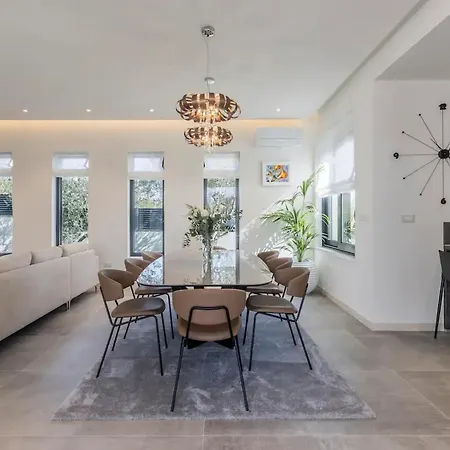 Three Bedroom With Pool Villa Kaštela