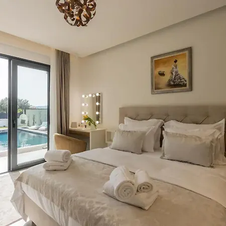 Three Bedroom With Pool Villa *