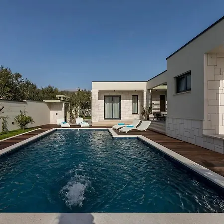 Villa Three Bedroom With Pool *