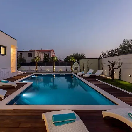 Villa Three Bedroom With Pool Kaštela